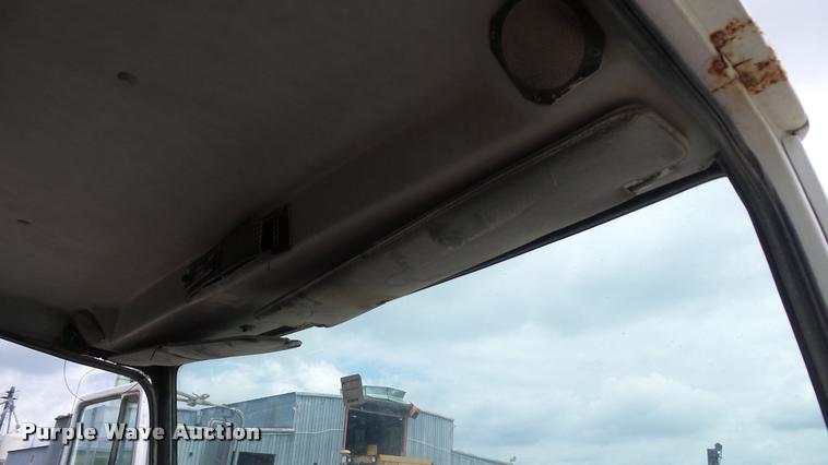 image for item BS9474 2001 Freightliner Legacy FL112 semi truck