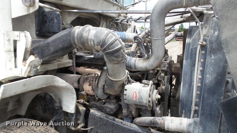 image for item BS9474 2001 Freightliner Legacy FL112 semi truck