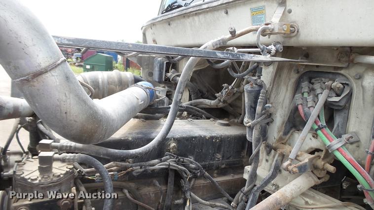 image for item BS9474 2001 Freightliner Legacy FL112 semi truck