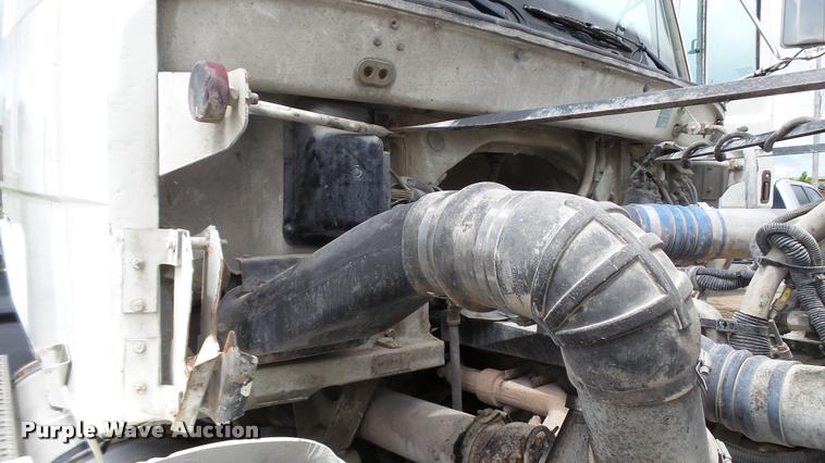 image for item BS9474 2001 Freightliner Legacy FL112 semi truck