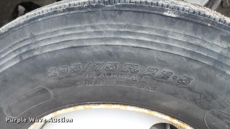 image for item BS9474 2001 Freightliner Legacy FL112 semi truck