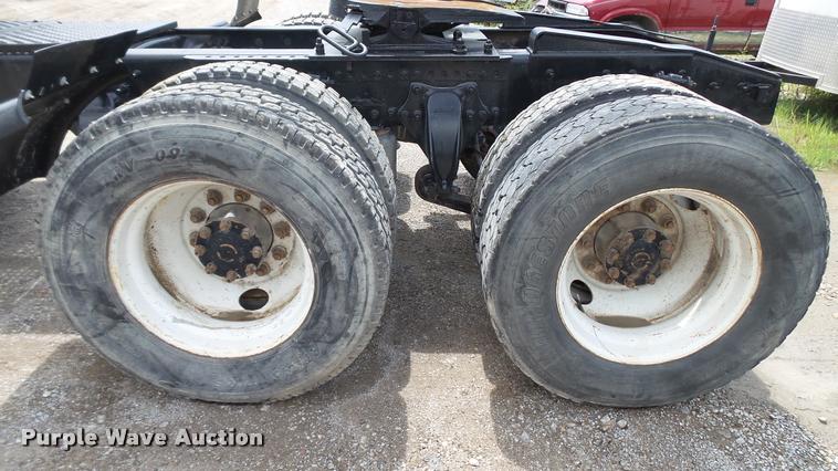 image for item BS9474 2001 Freightliner Legacy FL112 semi truck