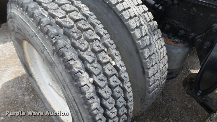 image for item BS9474 2001 Freightliner Legacy FL112 semi truck