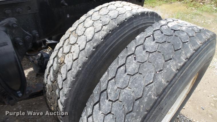 image for item BS9474 2001 Freightliner Legacy FL112 semi truck