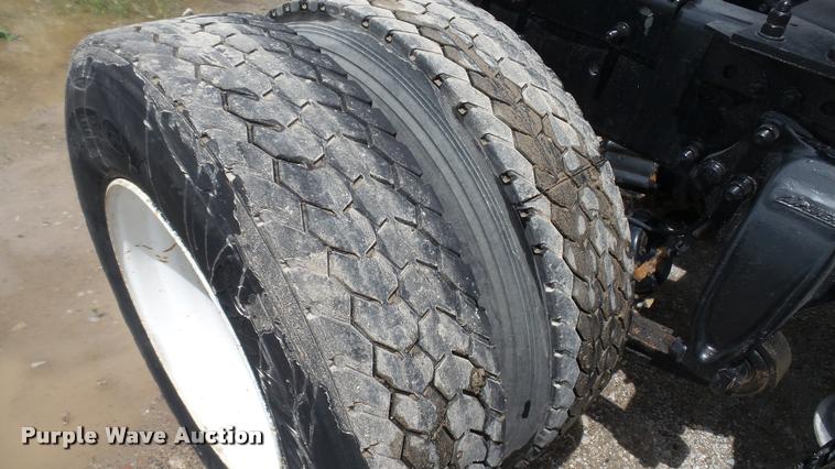 image for item BS9474 2001 Freightliner Legacy FL112 semi truck