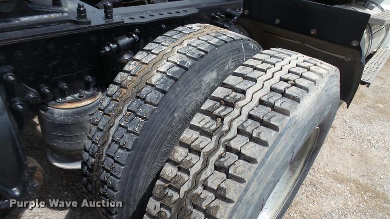 image for item BS9474 2001 Freightliner Legacy FL112 semi truck