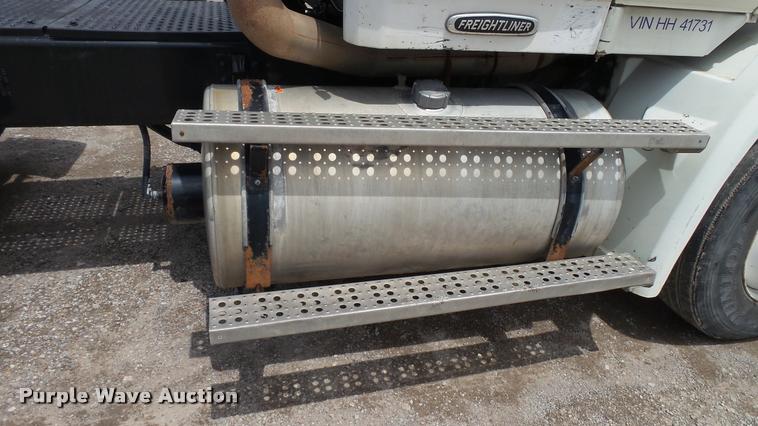 image for item BS9474 2001 Freightliner Legacy FL112 semi truck