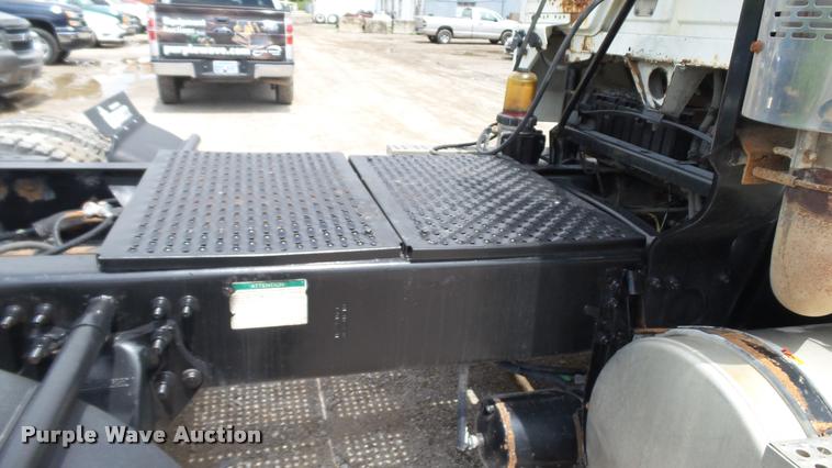 image for item BS9474 2001 Freightliner Legacy FL112 semi truck