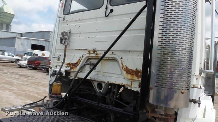 image for item BS9474 2001 Freightliner Legacy FL112 semi truck