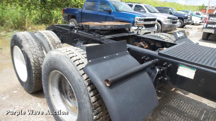 image for item BS9474 2001 Freightliner Legacy FL112 semi truck