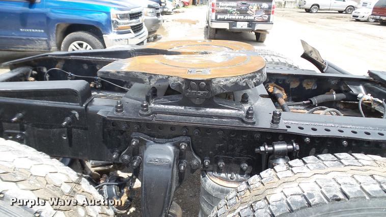 image for item BS9474 2001 Freightliner Legacy FL112 semi truck