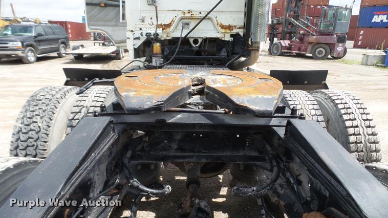 image for item BS9474 2001 Freightliner Legacy FL112 semi truck