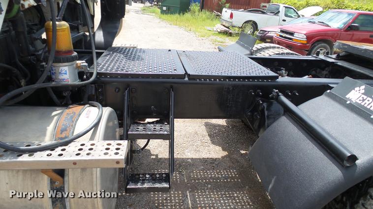 image for item BS9474 2001 Freightliner Legacy FL112 semi truck