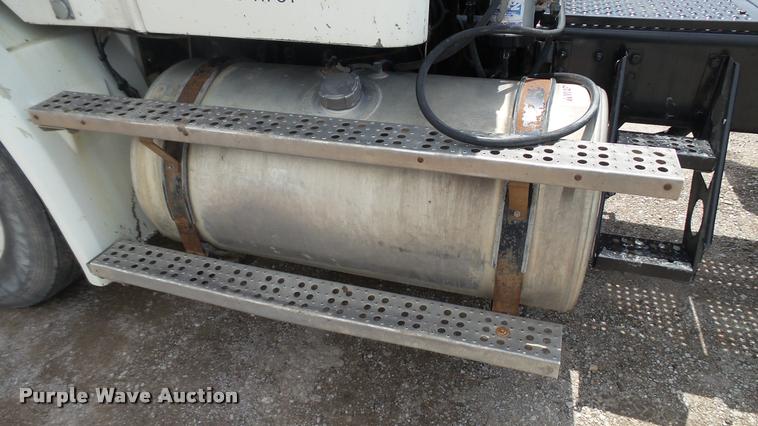 image for item BS9474 2001 Freightliner Legacy FL112 semi truck