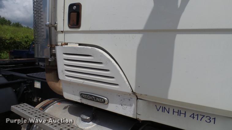 image for item BS9474 2001 Freightliner Legacy FL112 semi truck