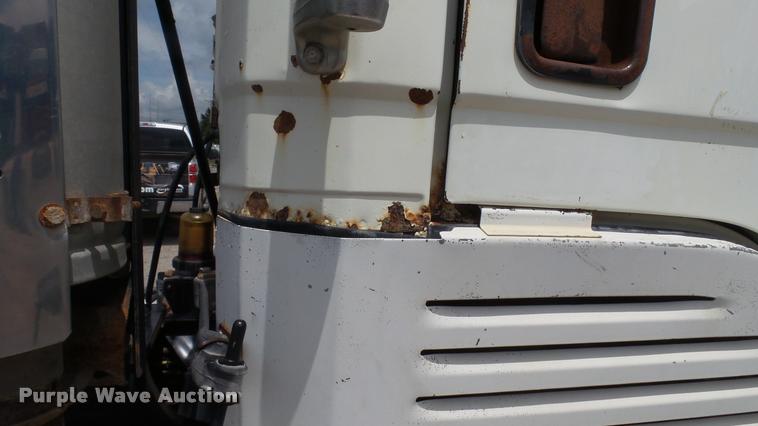 image for item BS9474 2001 Freightliner Legacy FL112 semi truck