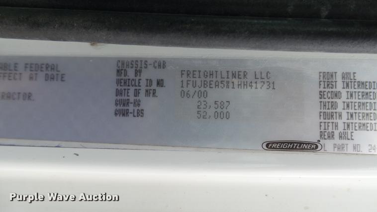 image for item BS9474 2001 Freightliner Legacy FL112 semi truck