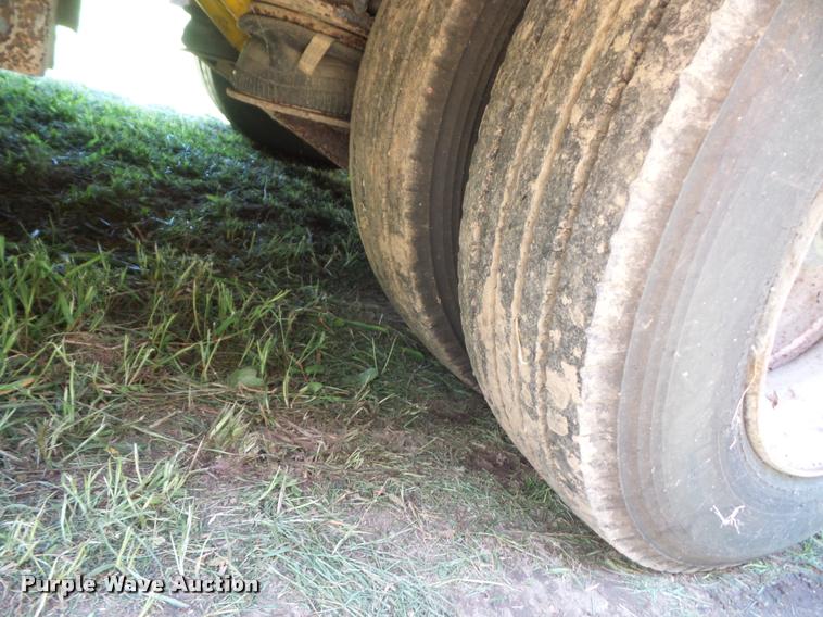 image for item CA9055 1993 Landoll drop deck trailer