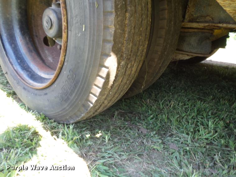 image for item CA9055 1993 Landoll drop deck trailer