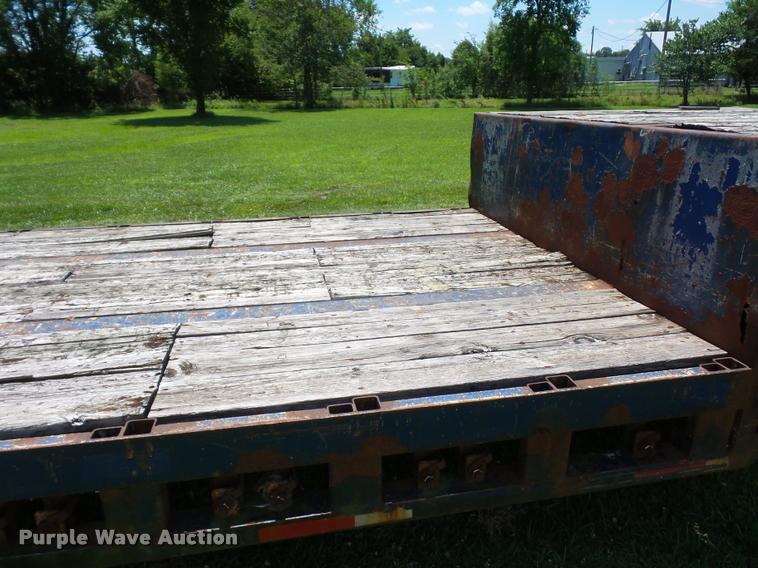 image for item CA9062 1993 Landoll drop deck trailer