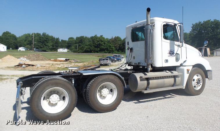 image for item DB1411 2005 Freightliner Columbia semi truck