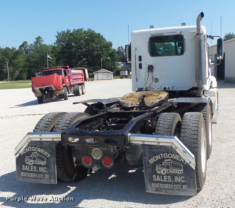 image for item DB1411 2005 Freightliner Columbia semi truck