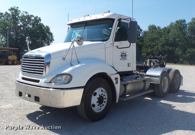 image for item DB1411 2005 Freightliner Columbia semi truck
