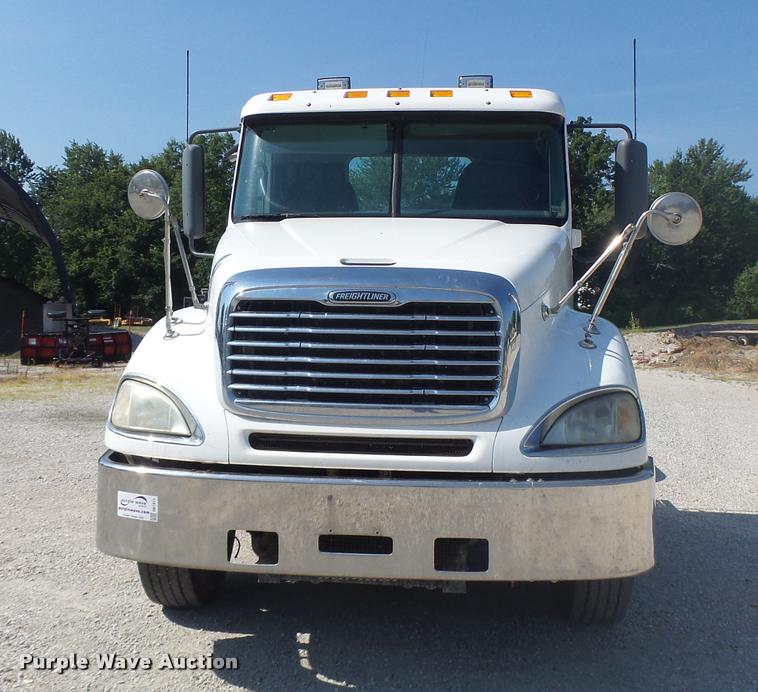 image for item DB1411 2005 Freightliner Columbia semi truck