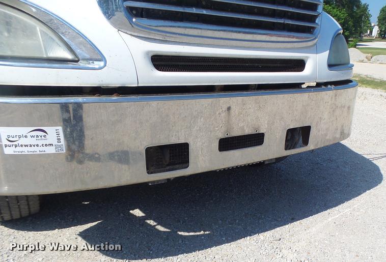 image for item DB1411 2005 Freightliner Columbia semi truck