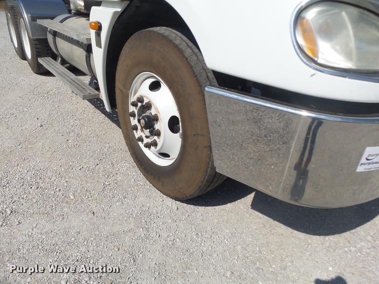 image for item DB1411 2005 Freightliner Columbia semi truck