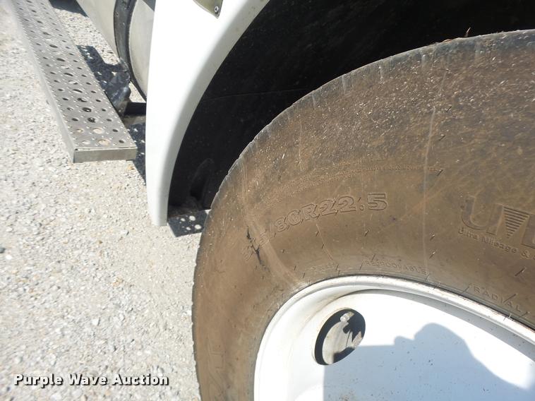 image for item DB1411 2005 Freightliner Columbia semi truck