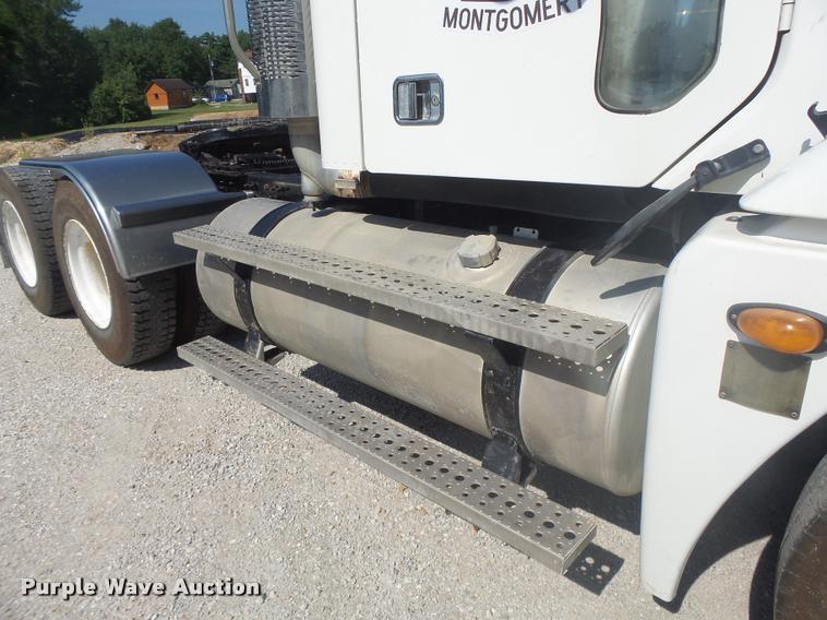 image for item DB1411 2005 Freightliner Columbia semi truck