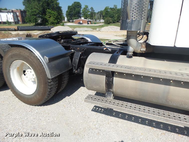 image for item DB1411 2005 Freightliner Columbia semi truck