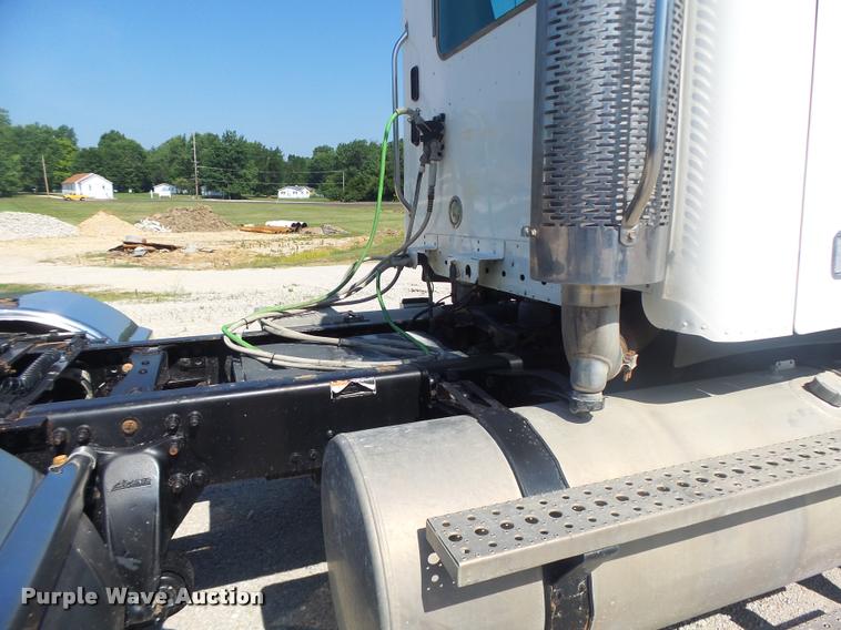 image for item DB1411 2005 Freightliner Columbia semi truck