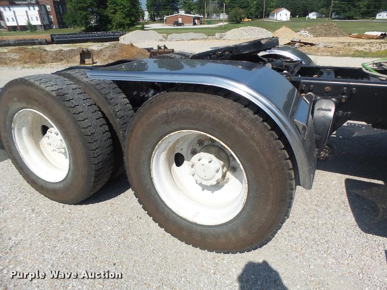 image for item DB1411 2005 Freightliner Columbia semi truck