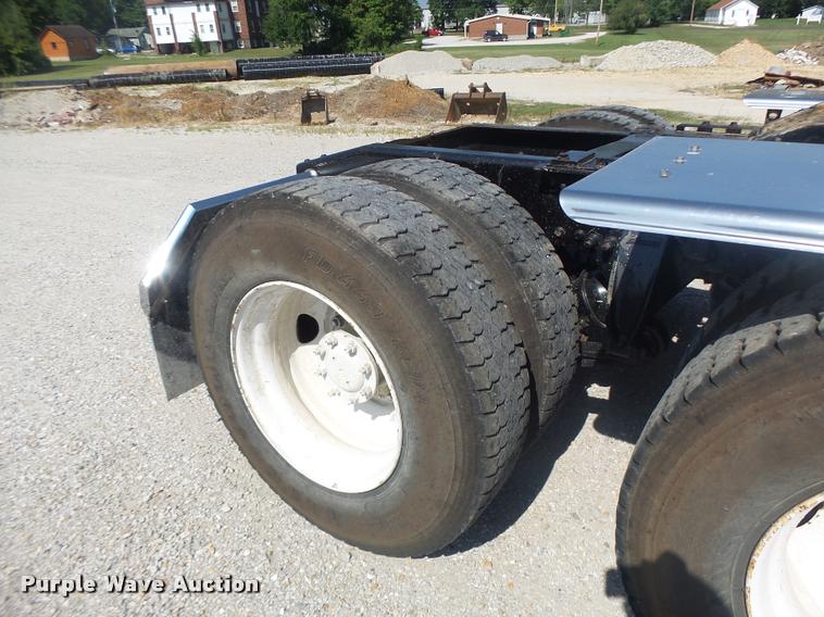 image for item DB1411 2005 Freightliner Columbia semi truck