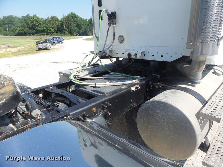 image for item DB1411 2005 Freightliner Columbia semi truck