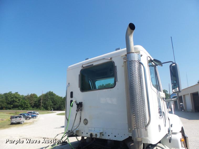 image for item DB1411 2005 Freightliner Columbia semi truck