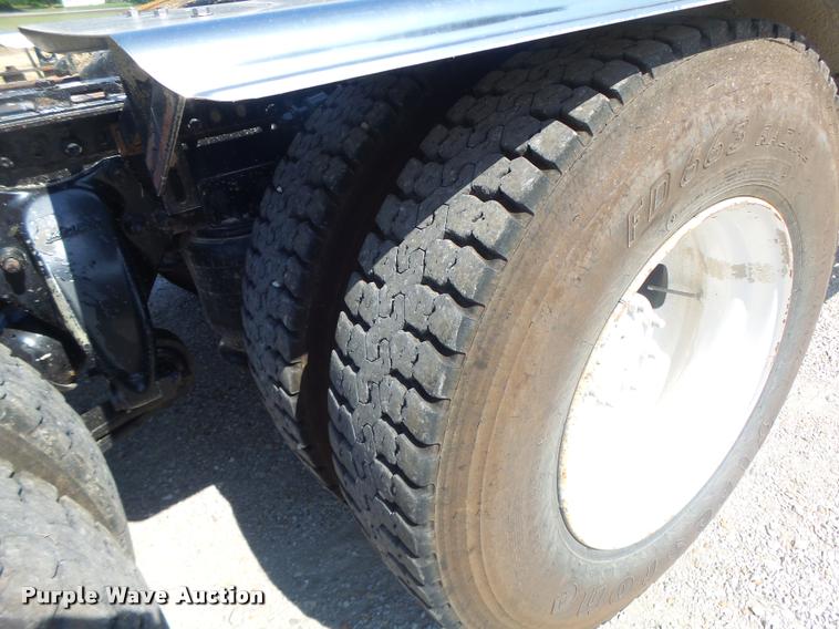 image for item DB1411 2005 Freightliner Columbia semi truck