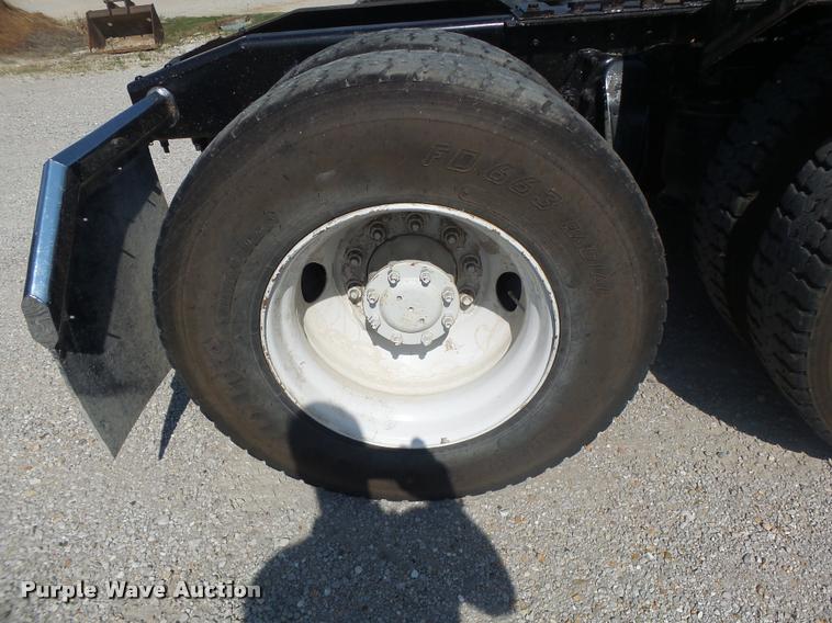 image for item DB1411 2005 Freightliner Columbia semi truck