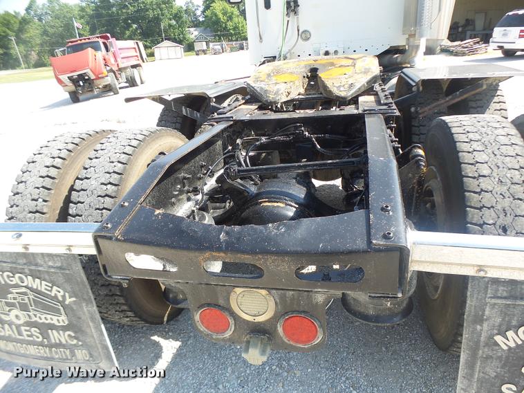 image for item DB1411 2005 Freightliner Columbia semi truck