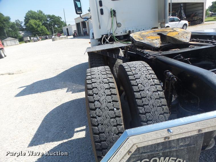 image for item DB1411 2005 Freightliner Columbia semi truck