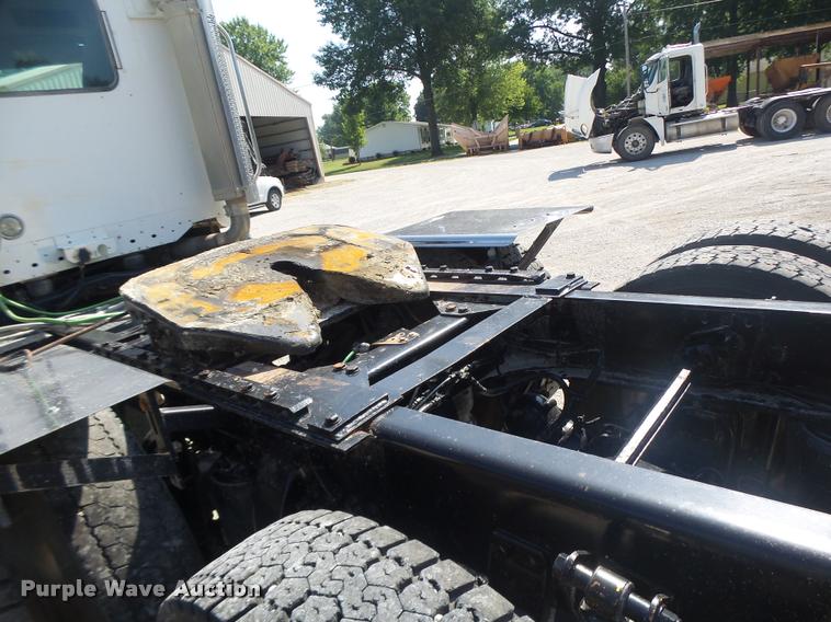 image for item DB1411 2005 Freightliner Columbia semi truck