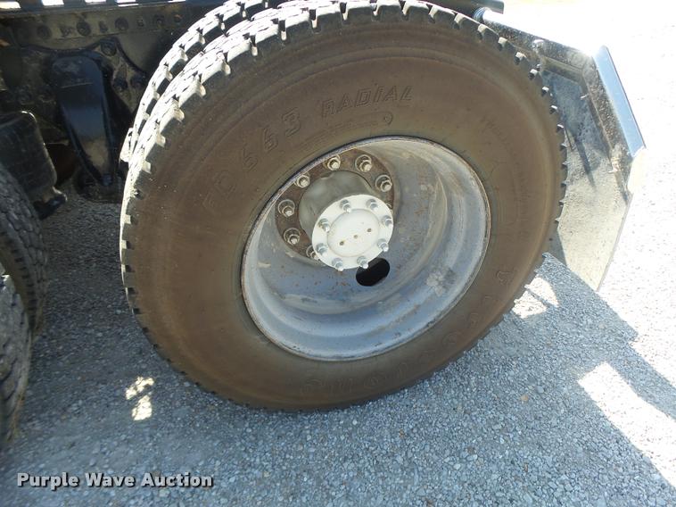 image for item DB1411 2005 Freightliner Columbia semi truck