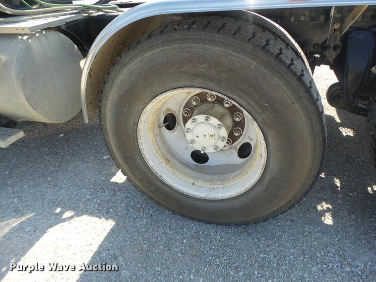 image for item DB1411 2005 Freightliner Columbia semi truck