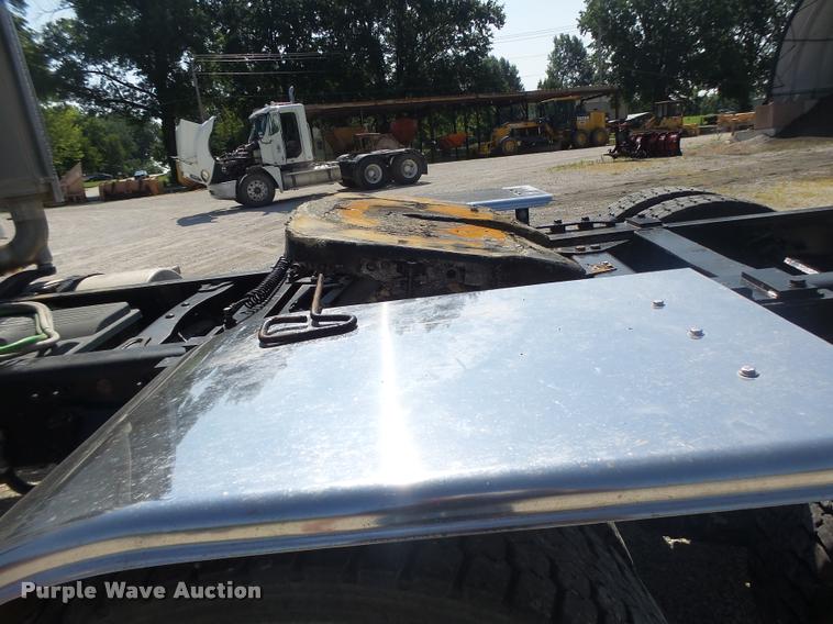 image for item DB1411 2005 Freightliner Columbia semi truck