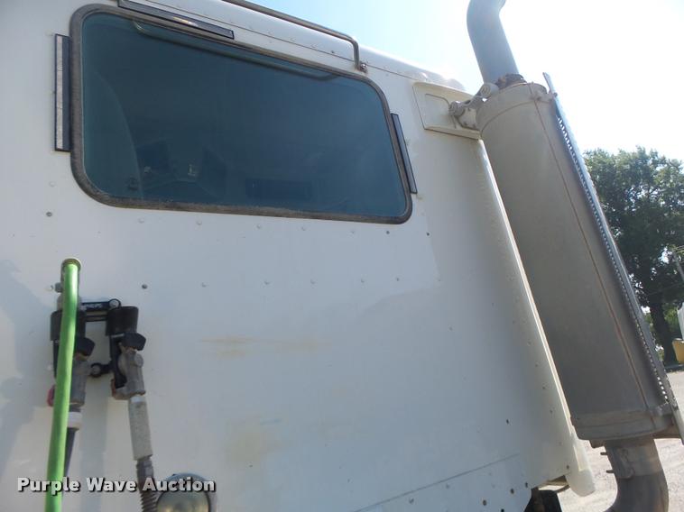 image for item DB1411 2005 Freightliner Columbia semi truck