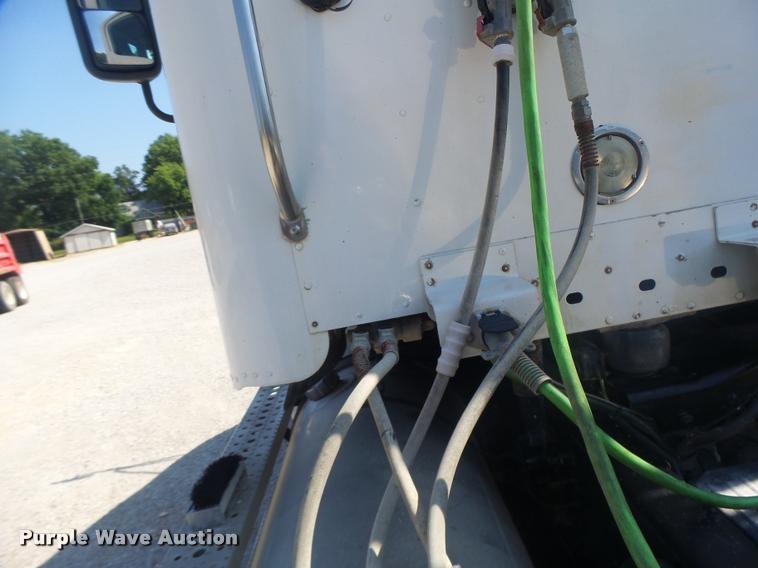 image for item DB1411 2005 Freightliner Columbia semi truck