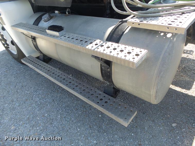 image for item DB1411 2005 Freightliner Columbia semi truck