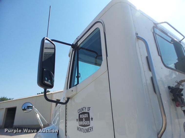 image for item DB1411 2005 Freightliner Columbia semi truck